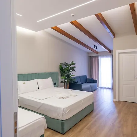 Golemi Lux מלון 4*