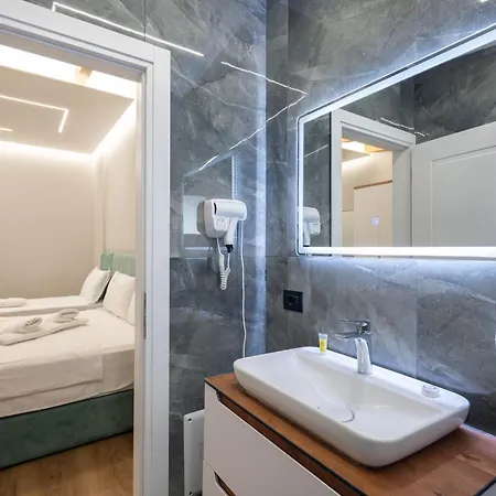 מלון Golemi Lux 4*