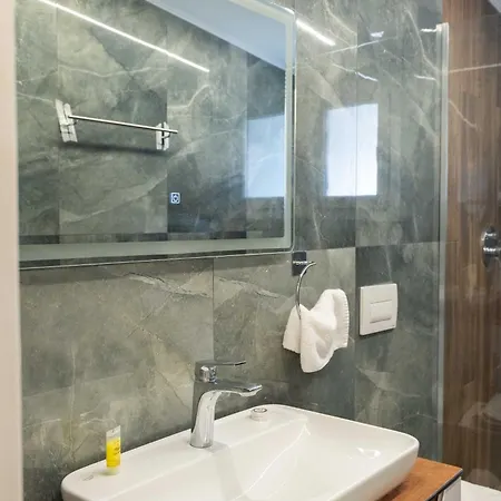 Golemi Lux מלון 4*