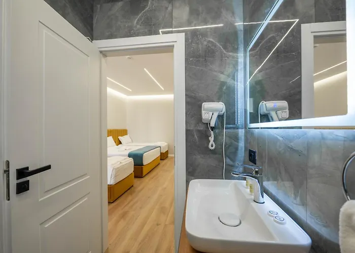 Golemi Lux فندق غوليم