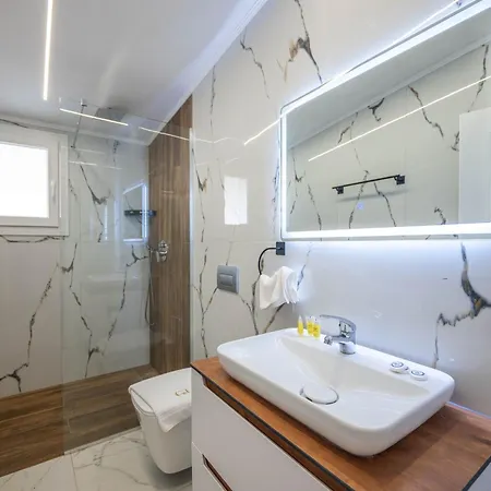 Hotel Golemi Lux 4*
